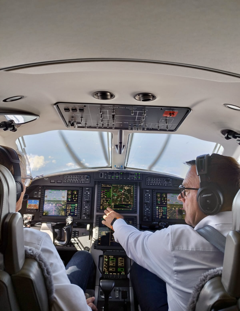 Cockpit mit zwei Piloten