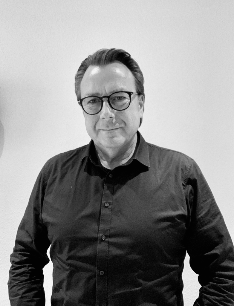 Mann mit Brille und Hemd