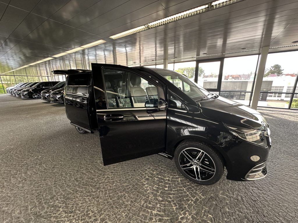 Schwarzer Van in Ausstellungshalle
